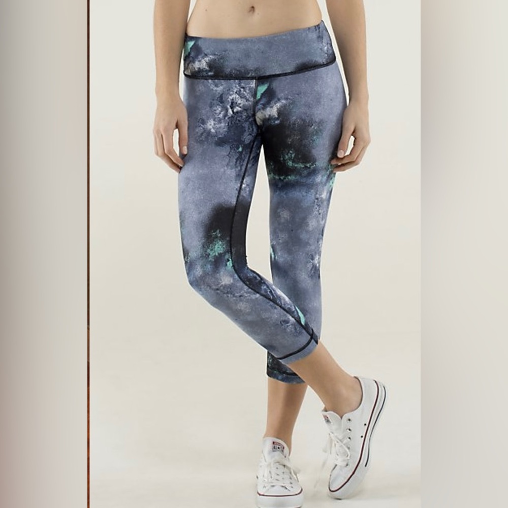 Lululemon Wunder Under Crop Size 6. Denim Luon Milky Way